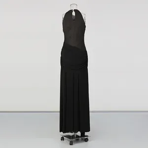 Vue arrière d'une élégante robe longue noire sans manches avec texture plissée et coupe