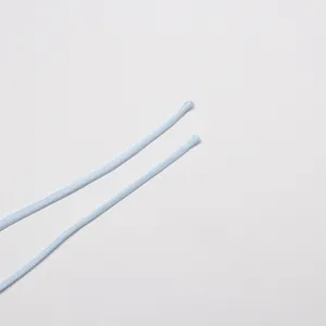 Nahaufnahme der hellblauen Spaghetti-Träger eines eleganten Abendkleides für Damen.