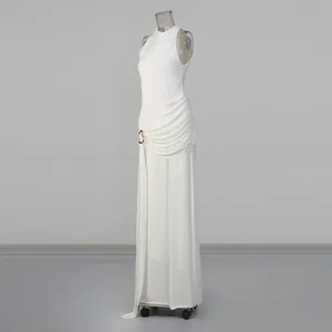 Détail d'une robe longue blanche sans manches élégante avec texture plissée et boucle
