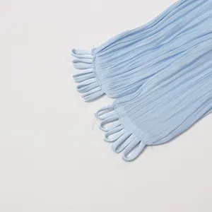 Detaillierte Ansicht hellblauer plissierter Abendkleidärmel mit Schlaufenrüschen