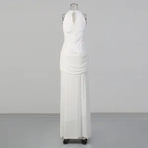 Robe de soirée blanche sans manches élégante avec détails drapés et silhouette fluide.