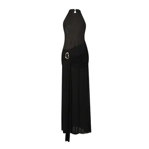 Robe longue plissée noire élégante avec licou et détail de boucle métallique à la taille
