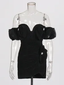 Elegante mini vestido negro con hombros descubiertos, diseño floral de diamantes y textura