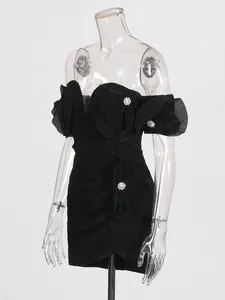 Elegante vestido corto negro con hombros descubiertos, diseño plisado y pedrería