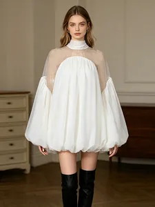 Elegante blusa de gasa blanca con paneles de malla y mangas abullonadas para mujer.