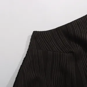 Gros plan du tissu plissé noir d'une robe élégante sans manches pour femmes de luxe