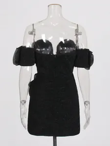 Minivestido palabra de honor negro sexy con hombros descubiertos en tejido metalizado