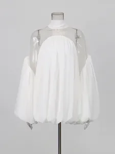 Elegante camisa de gasa blanca con sexys paneles de malla y grandes mangas abullonadas