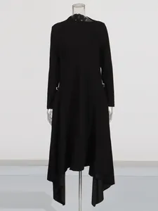 Elegante zwarte maxi-jurk met lange mouwen en een moderne asymmetrische diagonale halslijn