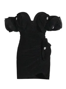 Elegante vestido corto negro con hombros descubiertos, mangas florales con volantes y strass