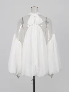 Elegante blusa de gasa blanca con retales de malla y un lazo con estilo en la parte posterior.