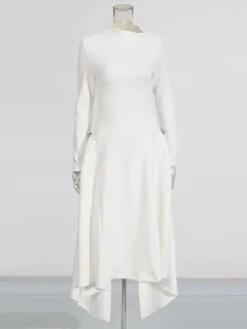 Elegante witte maxi-jurk met schuine hals, lange mouwen en onregelmatige geplooide zoom