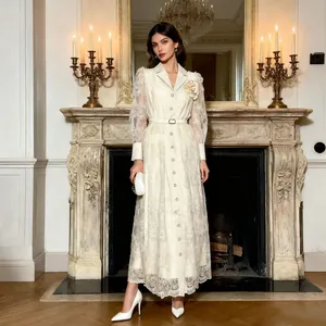 Elegantes langes Kleid im französischen Stil mit Spitzenstickerei, Gürtel und Knopfleiste
