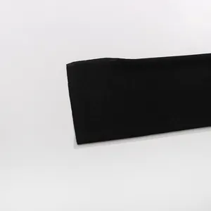 Détail en gros plan de la texture du tissu noir lisse de la robe sans manches