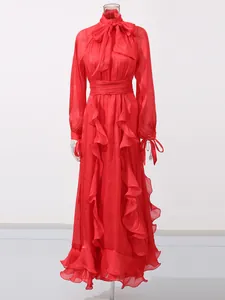 Elegantes rotes Maxikleid im französischen Stil mit Rüschen und Schleife
