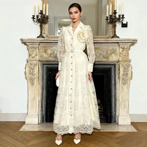 Elegantes französisches Maxi-Spitzenkleid mit Stickerei, Gürtel und Knopfleiste