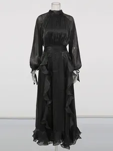 Elegantem schwarzes Abendkleid mit Rüschendetails, hohem Kragen und schimmerndem Stoff