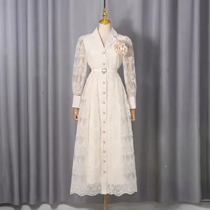Französisches Besticktes Spitzenkleid in Elfenbein mit Gürtel und Knopfleiste in voller Länge.