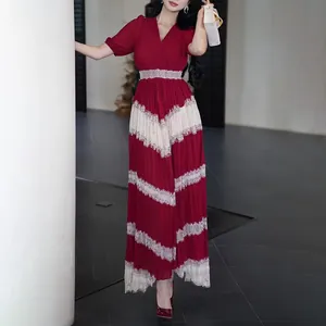 Robe plissée rétro française rouge foncé avec d'élégants empiècements de dentelle blanche