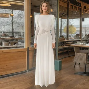 Elegantes weißes Abendkleid mit langen Ärmeln und einem Taillen-Metallverschluss