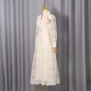 Detailansicht eines französischen Kleids aus bestickter Spitze mit Gürtel am Mannequin