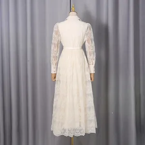 Rückansicht eines eleganten beigen Spitzenkleides mit Stickerei und gewelltem Saumdetail