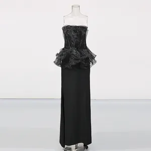 Vista detallada de un vestido largo negro palabra de honor con volantes de malla
