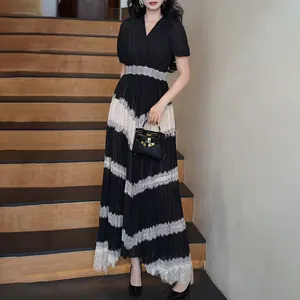Vue détaillée d'une robe plissée vintage à col en V avec dentelle élégante et taille haute