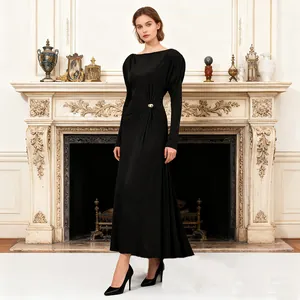 Elegantes schwarzes Maxikleid mit raffiniertem Taillenknoten und goldener Metallschnalle.
