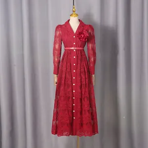 Elegantes rotes französisches Kleid mit Stickerei, Knöpfen und passendem Gürtel