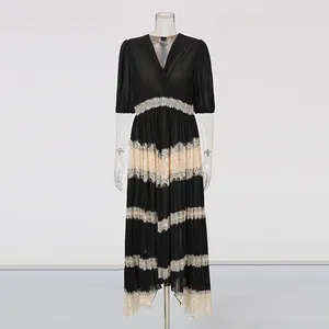 Vue détaillée d'une robe plissée noire élégante avec dentelle blanche et col en V