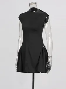 Vista detallada de un vestido negro sin mangas de estilo vintage francés en maniquí