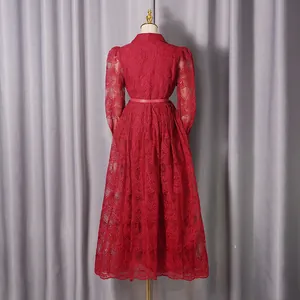 Rückansicht eines eleganten roten Kleides mit französischer Spitze und Gürteldetail