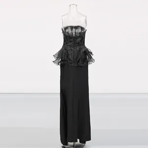 Vista trasera detallada de un elegante vestido de noche negro sin tirantes con volante
