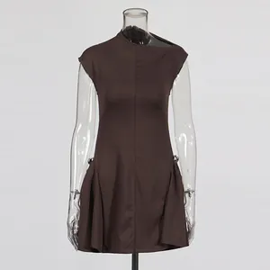 Vista de detalle del vestido marrón retro sin mangas con diseño de cintura plisada