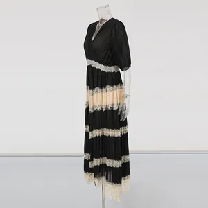 Vue latérale d'une robe longue plissée vintage française avec dentelle