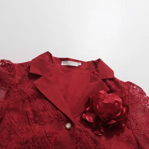 Detail des weinroten Kleides mit Stickerei, 3D-Stoffblume und Reverskragen