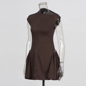 Vestido corto marrón sin mangas de estilo vintage con cintura plisada y corte entallato