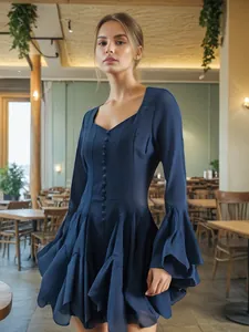 Abito corto blu navy stile francese con balze a strati e maniche a campana