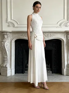 Robe longue blanche sans manches élégante avec texture plissée et détail métallique
