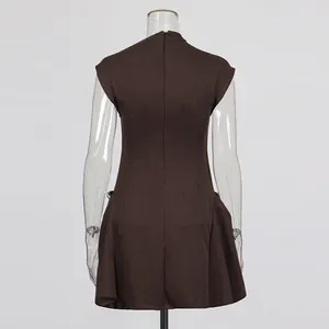 Vista trasera de un minivestido marrón sin mangas de estilo vintage francés plisado