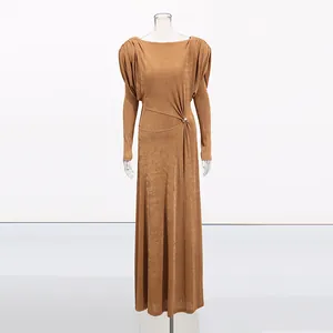 Elegantes langärmeliges Maxikleid in Karamell mit Knotendetail und Metallschnalle