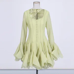 Elegante mini abito a sbuffo verde chiaro stile francese con volant a balze e maniche svasate