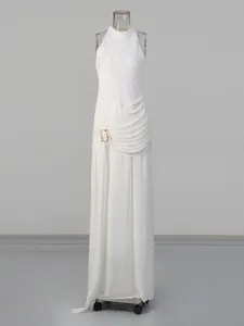 Robe longue plissée sans manches blanche élégante avec détail à la taille sur mannequin