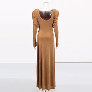 Detailansicht des Rückenausschnitts und der Schulterfalten am eleganten braunen Maxikleid.