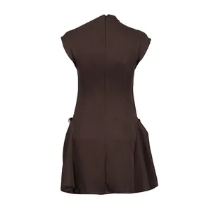 Vista trasera de un vestido marrón sin mangas de estilo retro francés con pliegues