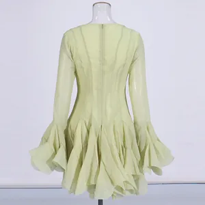 Vista posteriore di un elegante abito francese verde chiaro con maniche a campana e volant