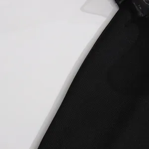 Primer plano macro que muestra la fina textura de la tela de malla negra para vestidos