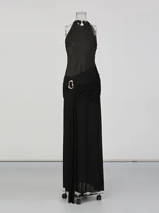 Élégante robe longue noire sans manches à licou avec détails plissés et coupe ajustée