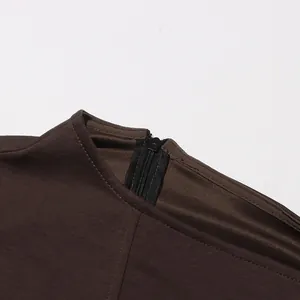 Detalle de primer plano de la cremallera trasera oculta en un vestido marrón sin mangas
